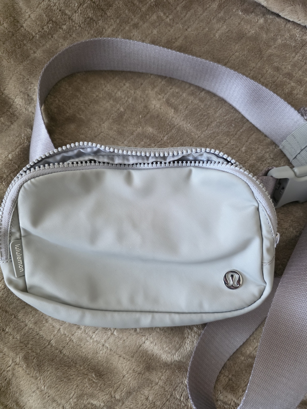 Lululemon Everywhere Belt Bag SILVER DROP 1 Liter Volume